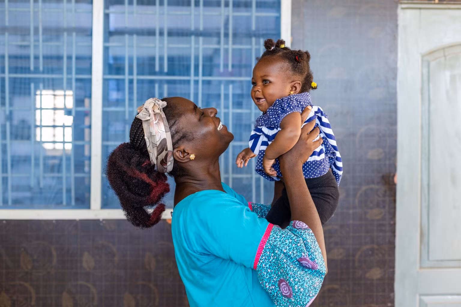 Một người mẹ đang chơi đùa cùng con tại Bệnh viện Công giáo Holy Child, Takoradi, Ghana. (Ảnh: UNICEF)