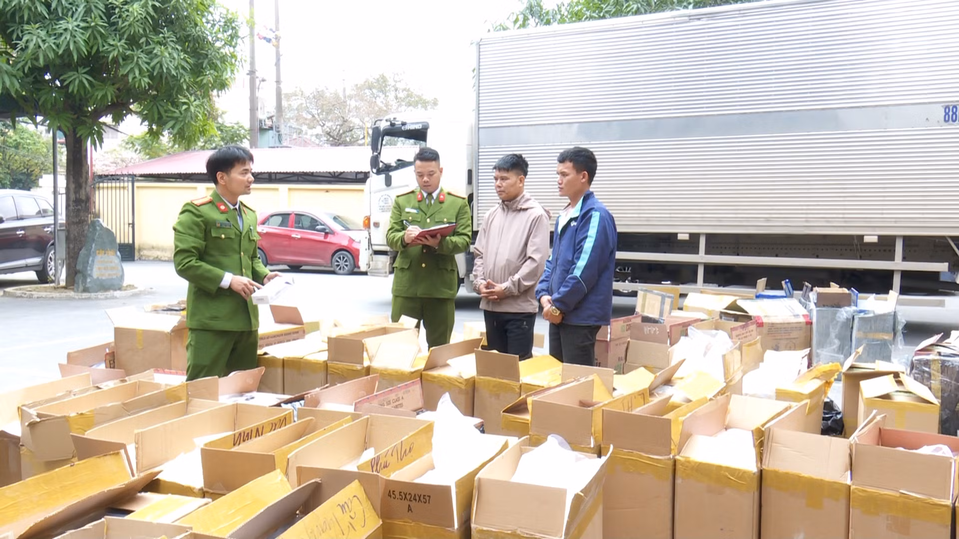 Cơ quan cảnh sát điều tra công an tỉnh bắt giữ lượng lớn hàng nhập không rõ nguồn gốc dịp cuối năm. Cơ quan cảnh sát điều tra công an tỉnh bắt giữ lượng lớn hàng nhập không rõ nguồn gốc dịp cuối năm.