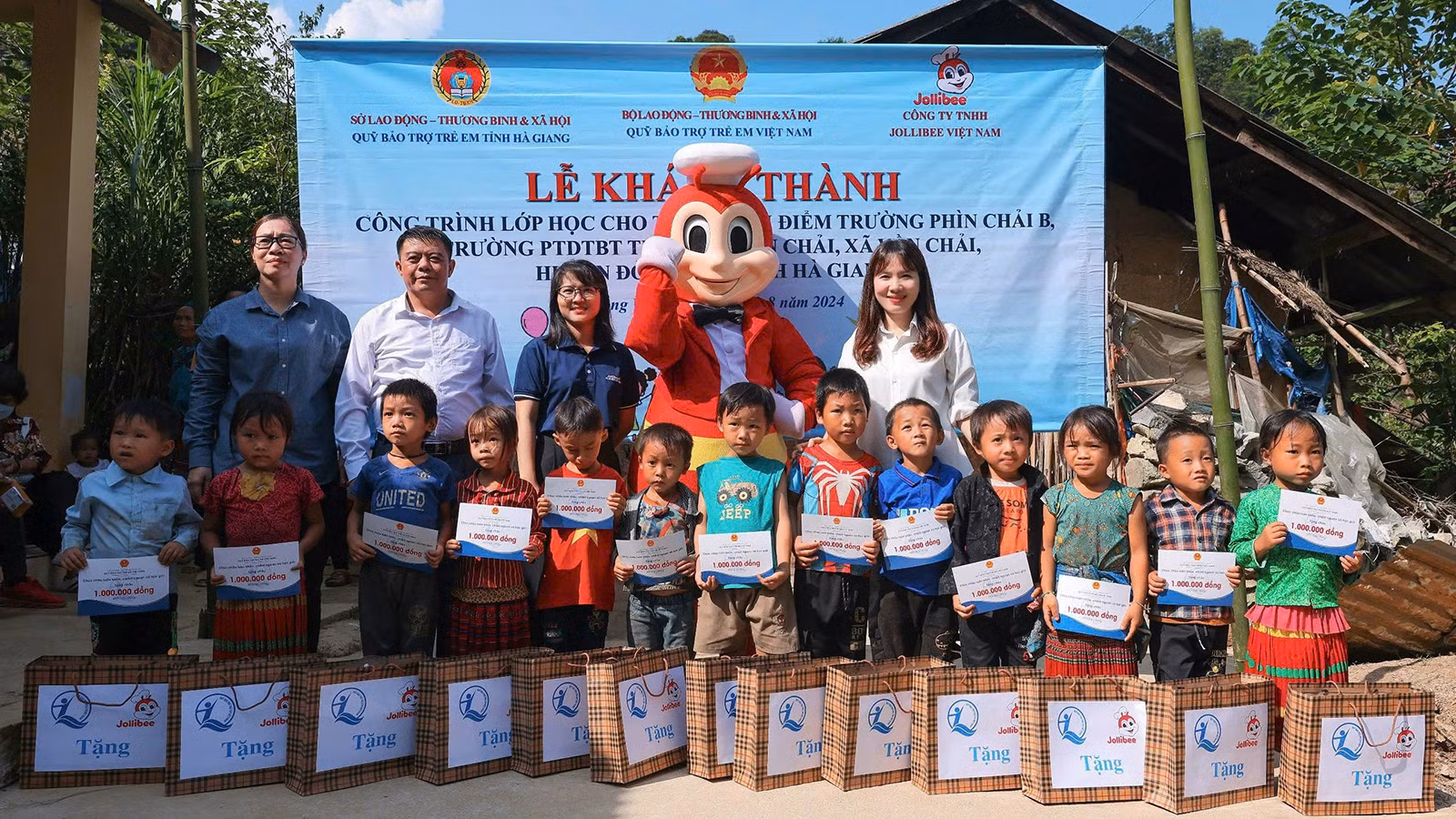Hoạt động hỗ trợ trẻ em ở địa bàn khó khăn của tỉnh Hà Giang (cũ) của Quỹ Bảo trợ trẻ em Việt Nam.
