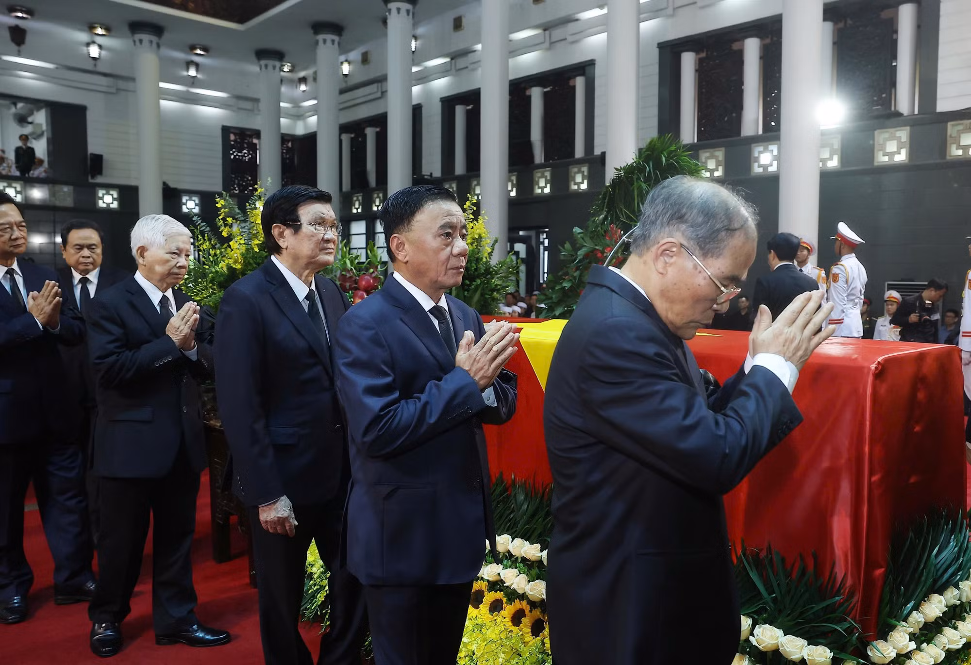 Đoàn Ban Chấp hành Trung ương Đảng do Tổng Bí thư Tô Lâm dẫn đầu vào viếng nguyên Chủ tịch nước Trần Đức Lương. (Ảnh: TTXVN) Đoàn Ban Chấp hành Trung ương Đảng do Tổng Bí thư Tô Lâm dẫn đầu vào viếng nguyên Chủ tịch nước Trần Đức Lương. (Ảnh: TTXVN)
