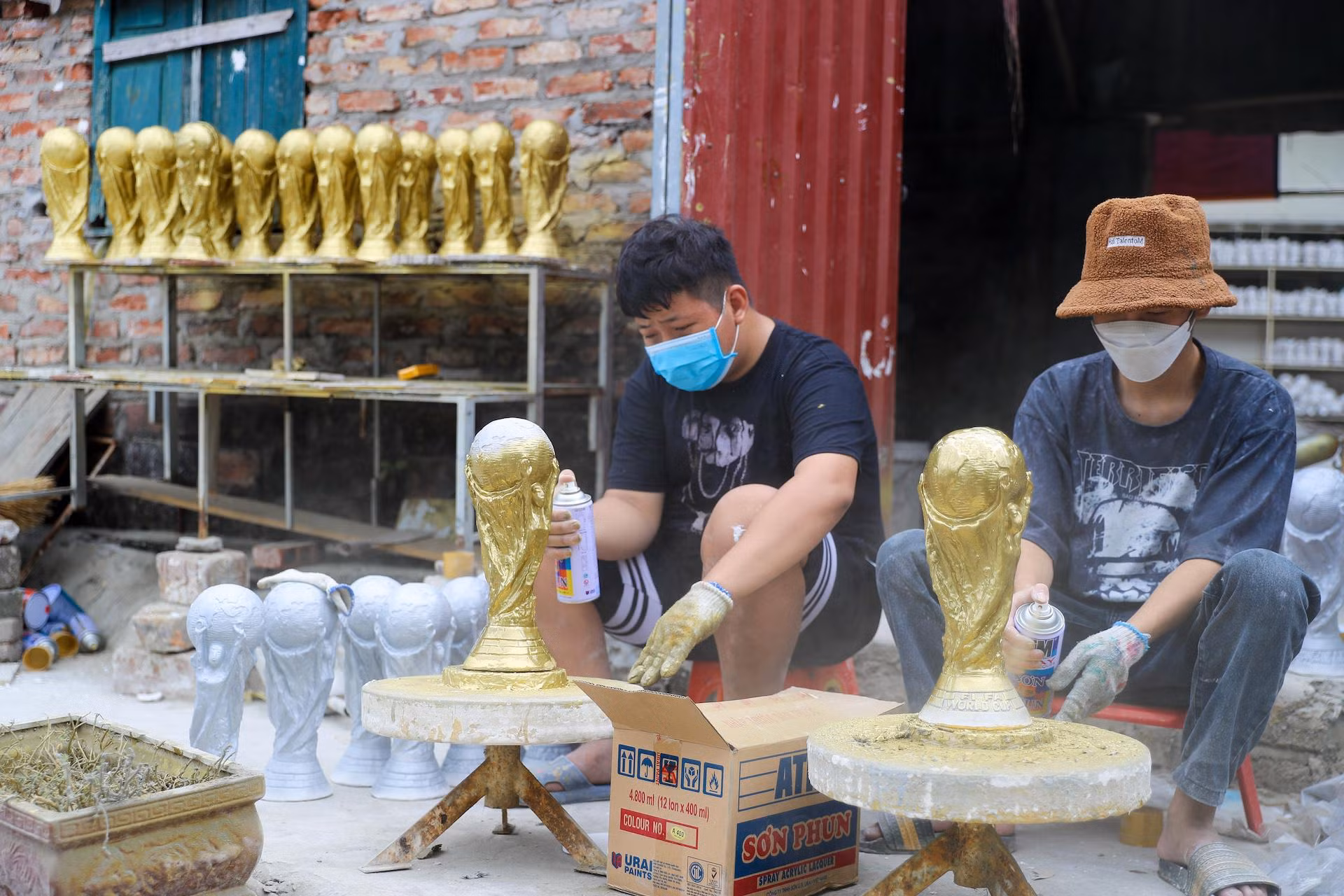 Những chiếc cúp vàng World Cup được sơn phủ 1 lớp màu vàng. Những chiếc cúp vàng World Cup được sơn phủ 1 lớp màu vàng.
