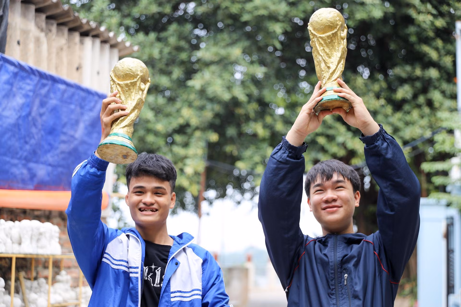 “Khi biết ở Bát Tràng có người làm cúp vàng World Cup phiên bản “Made in Vietnam”, em cùng bạn em đã tìm tới và mua cho em cũng như cho các bạn ở nhà để về chơi cũng như cổ vũ bóng đá. Năm nay, em tin đội tuyển Argentina có thần tượng Lionel Messi của em sẽ vô địch thế giới”, bạn Đoàn Anh Tú từ Ninh Giang, Hải Dương lên tận Bát Tràng mua cúp, chia sẻ. “Khi biết ở Bát Tràng có người làm cúp vàng World Cup phiên bản “Made in Vietnam”, em cùng bạn em đã tìm tới và mua cho em cũng như cho các bạn ở nhà để về chơi cũng như cổ vũ bóng đá. Năm nay, em tin đội tuyển Argentina có thần tượng Lionel Messi của em sẽ vô địch thế giới”, bạn Đoàn Anh Tú từ Ninh Giang, Hải Dương lên tận Bát Tràng mua cúp, chia sẻ.