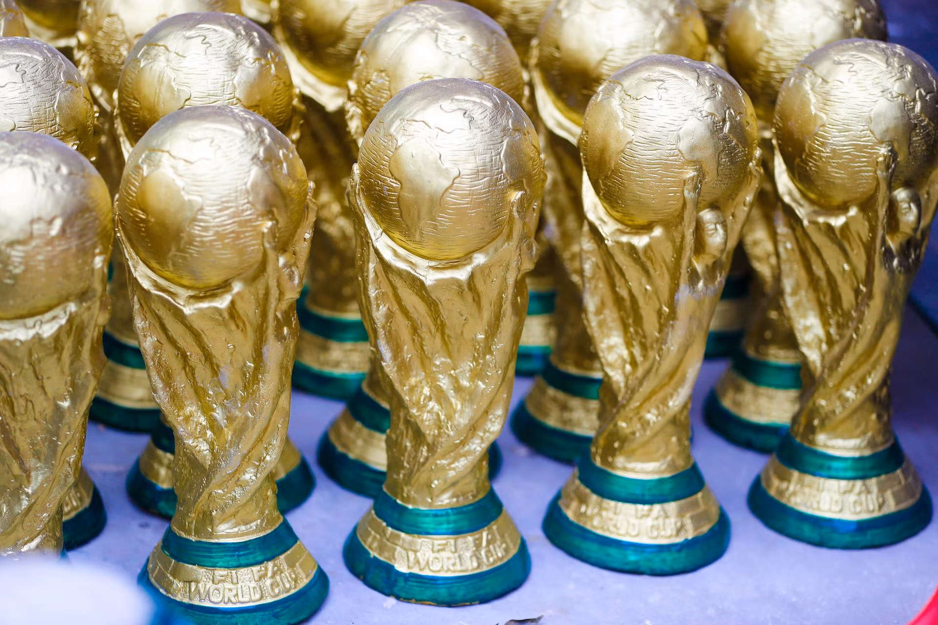 Theo ông Nhật, mỗi chiếc cúp vàng World Cup phiên bản “Made in Vietnam” có trọng lượng từ 0,7 đến 1,2kg, giá bán dao động từ 70.000 đồng đến 100.000 đồng/chiếc. Theo ông Nhật, mỗi chiếc cúp vàng World Cup phiên bản “Made in Vietnam” có trọng lượng từ 0,7 đến 1,2kg, giá bán dao động từ 70.000 đồng đến 100.000 đồng/chiếc.