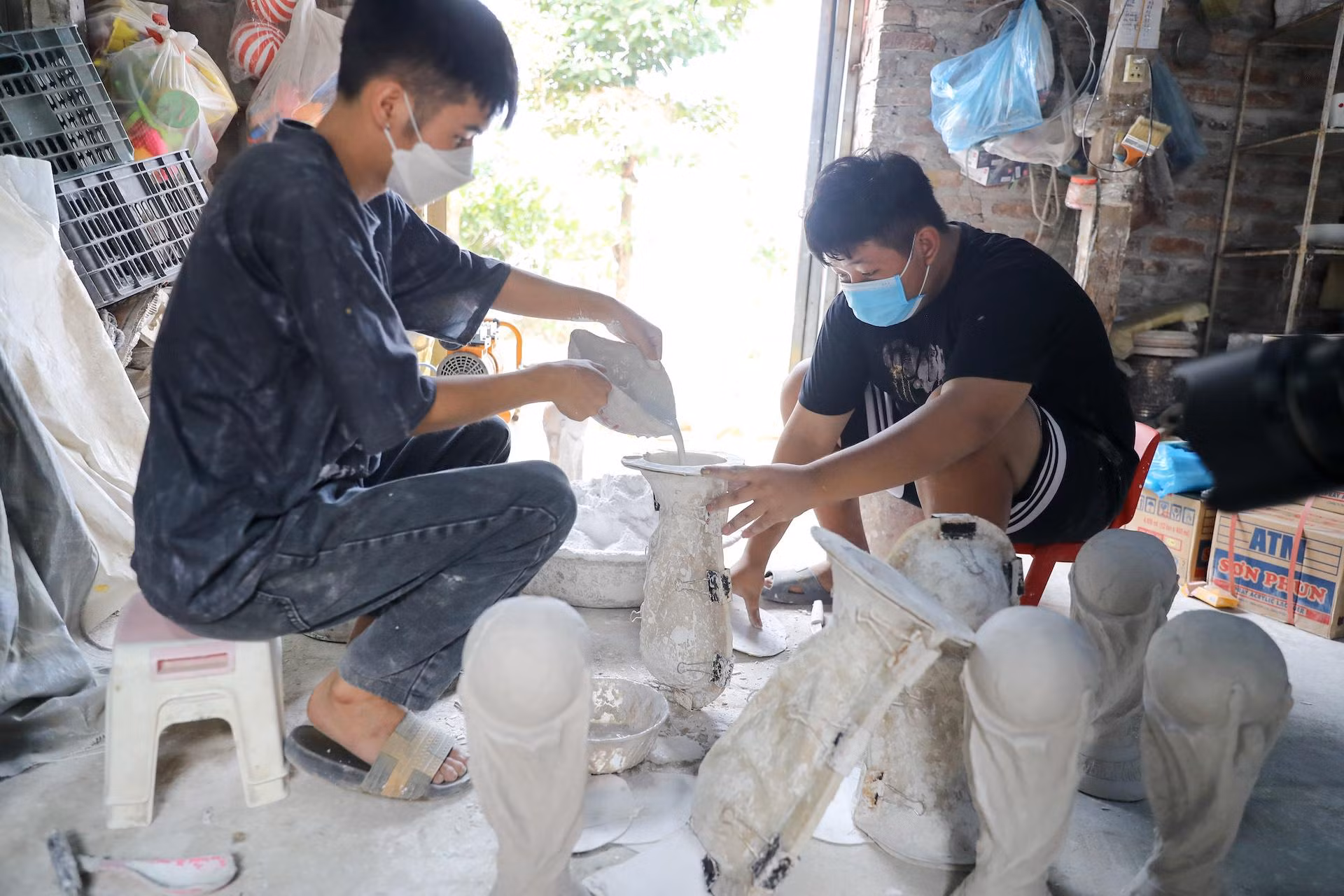 Khuôn đúc và nguyên vật liệu được chuẩn bị từ những vật liệu hằng ngày sản xuất gốm. Khuôn đúc được chế tác với tỷ lệ chuẩn 1:1 so với chiếc cúp đang hiện diện tại Qatar. Khuôn đúc và nguyên vật liệu được chuẩn bị từ những vật liệu hằng ngày sản xuất gốm. Khuôn đúc được chế tác với tỷ lệ chuẩn 1:1 so với chiếc cúp đang hiện diện tại Qatar.