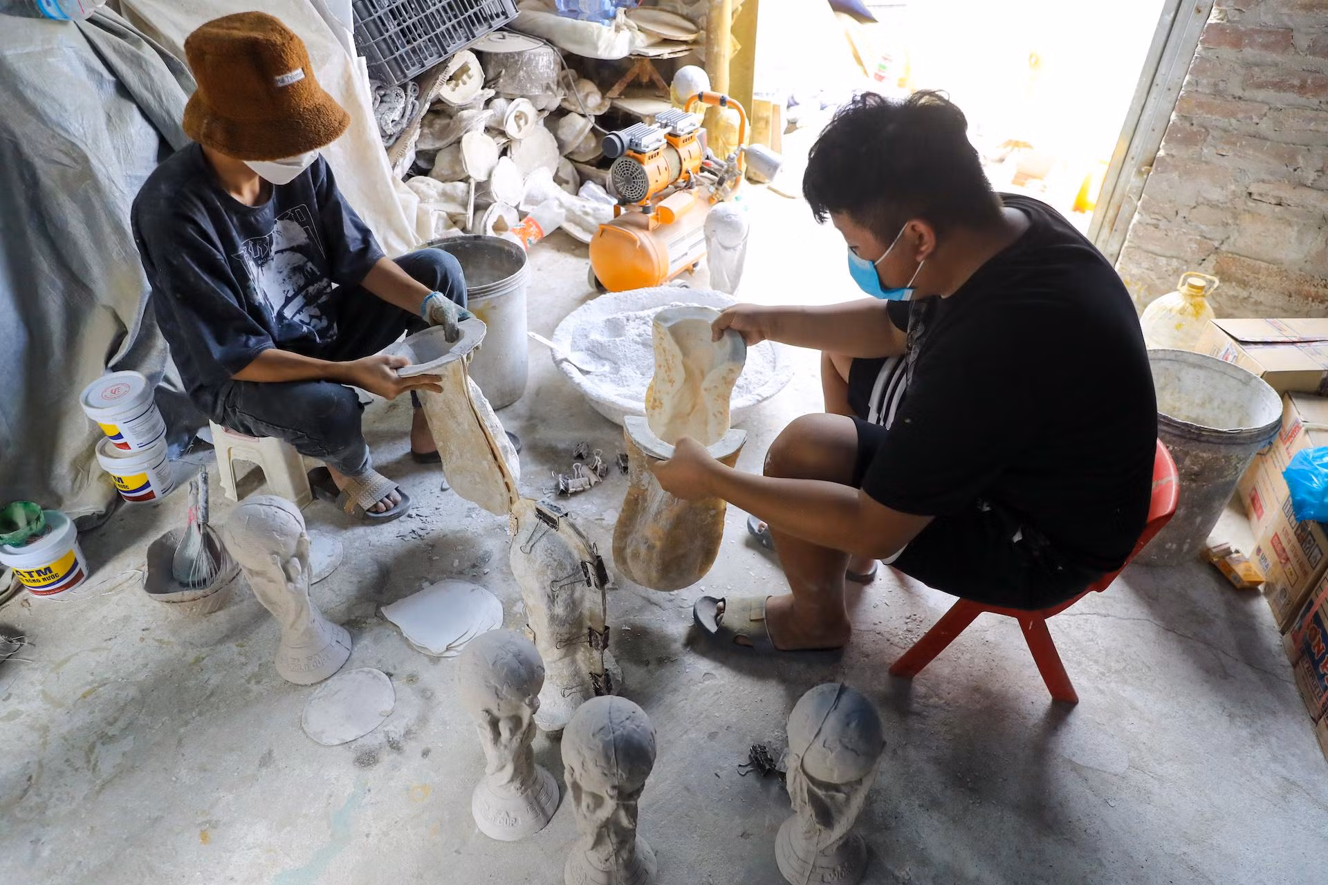Trước đó, ông Nhật đã sản xuất những chiếc cúp đầu tiên vào năm 2010, tuy nhiên những sản phẩm này không đạt giá trị thẩm mỹ cao nên ông đã đem tặng cho người thân. Sau thời gian mày mò nghiên cứu, vào năm 2014, ông đã cho ra sản phẩm “hoàn hảo” nhất và hàng trăm sản phẩm đã được bán ra ngoài thị trường phục vụ người hâm mộ. Trước đó, ông Nhật đã sản xuất những chiếc cúp đầu tiên vào năm 2010, tuy nhiên những sản phẩm này không đạt giá trị thẩm mỹ cao nên ông đã đem tặng cho người thân. Sau thời gian mày mò nghiên cứu, vào năm 2014, ông đã cho ra sản phẩm “hoàn hảo” nhất và hàng trăm sản phẩm đã được bán ra ngoài thị trường phục vụ người hâm mộ.
