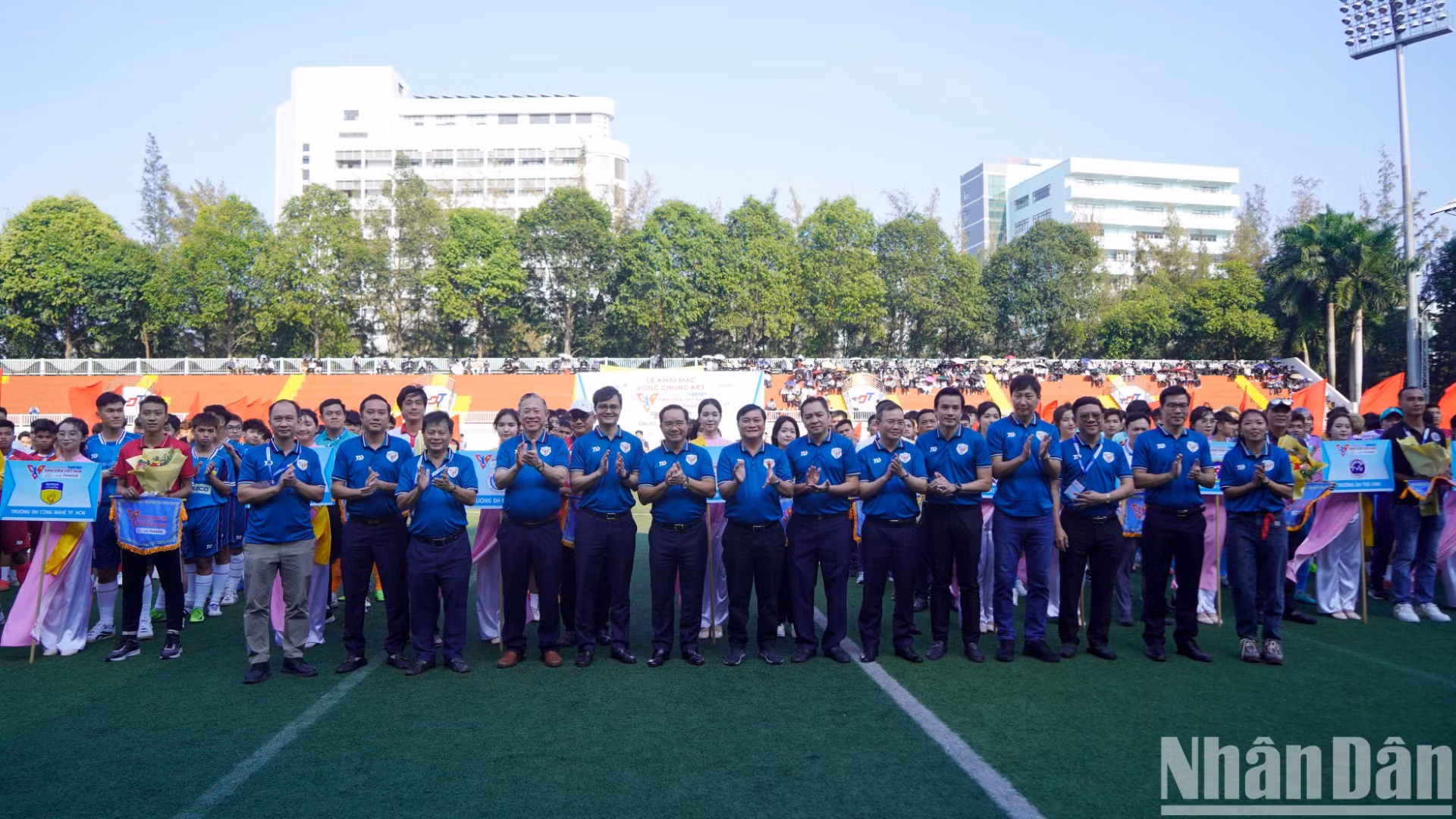 Ban Tổ chức của giải đấu chúc mừng động viên 12 đội trước khi vào giải đấu. Ban Tổ chức của giải đấu chúc mừng động viên 12 đội trước khi vào giải đấu.