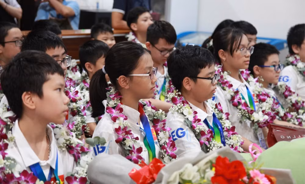 Học sinh Việt Nam trong Đội tuyển tham dự Olympic Toán và Khoa học quốc tế IMSO năm 2024. (Ảnh: Sở GDĐT Hà Nội)