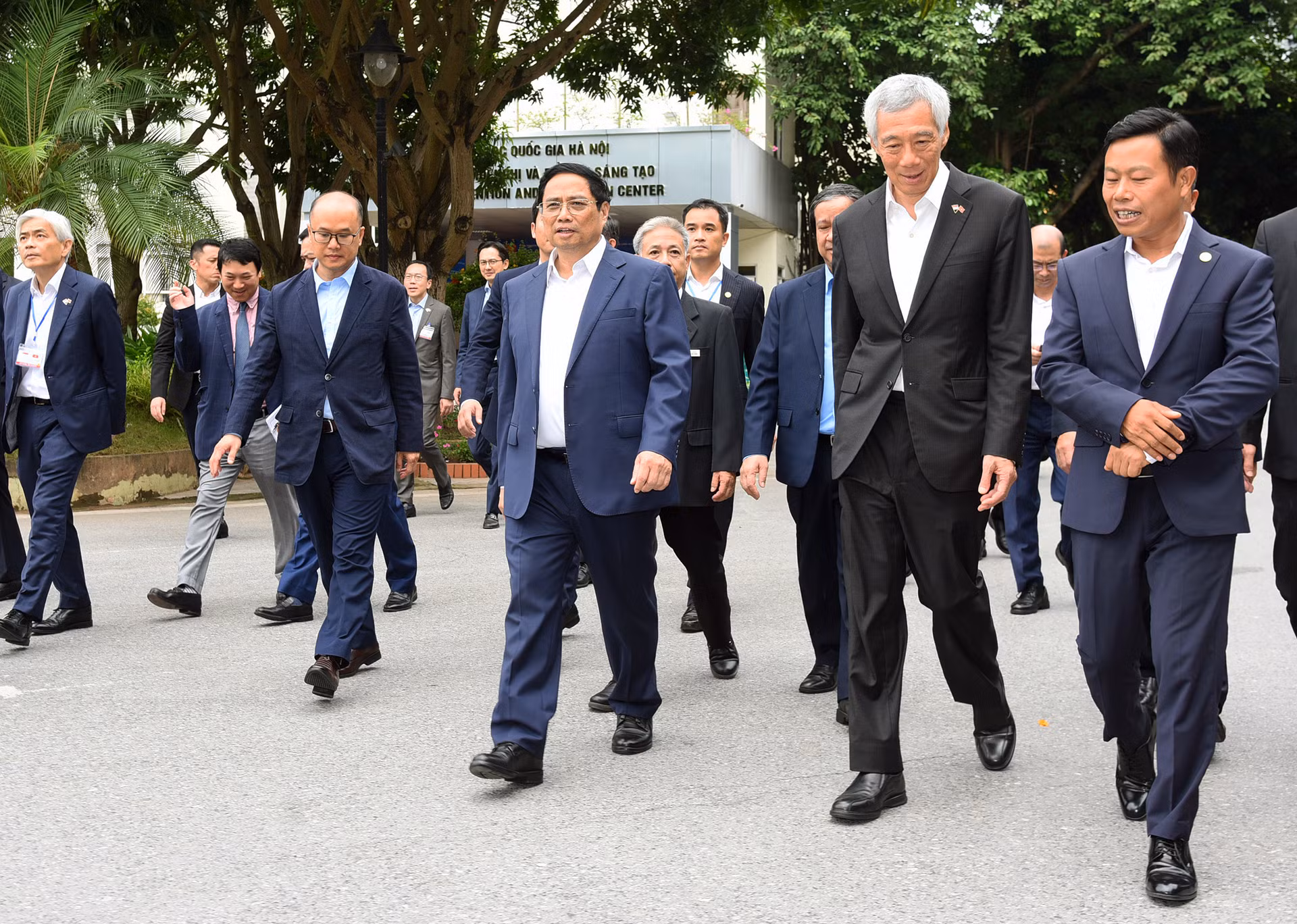 Thủ tướng Phạm Minh Chính, Thủ tướng Singapore Lý Hiển Long thăm Đại học Quốc gia Hà Nội. Thủ tướng Phạm Minh Chính, Thủ tướng Singapore Lý Hiển Long thăm Đại học Quốc gia Hà Nội.