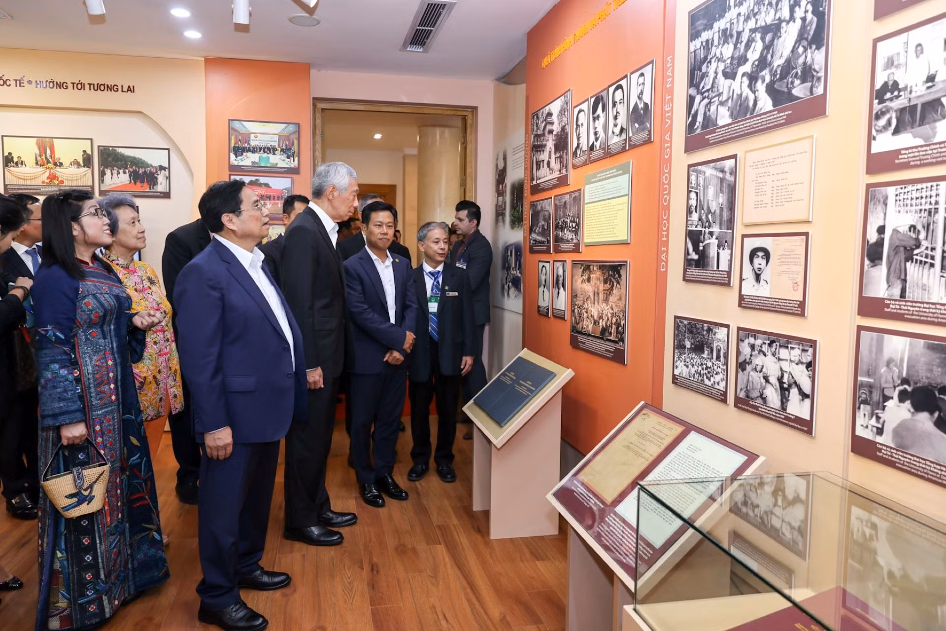 Thủ tướng Phạm Minh Chính, Thủ tướng Singapore Lý Hiển Long thăm phòng truyền thống Đại học Quốc gia Hà Nội. Thủ tướng Phạm Minh Chính, Thủ tướng Singapore Lý Hiển Long thăm phòng truyền thống Đại học Quốc gia Hà Nội.