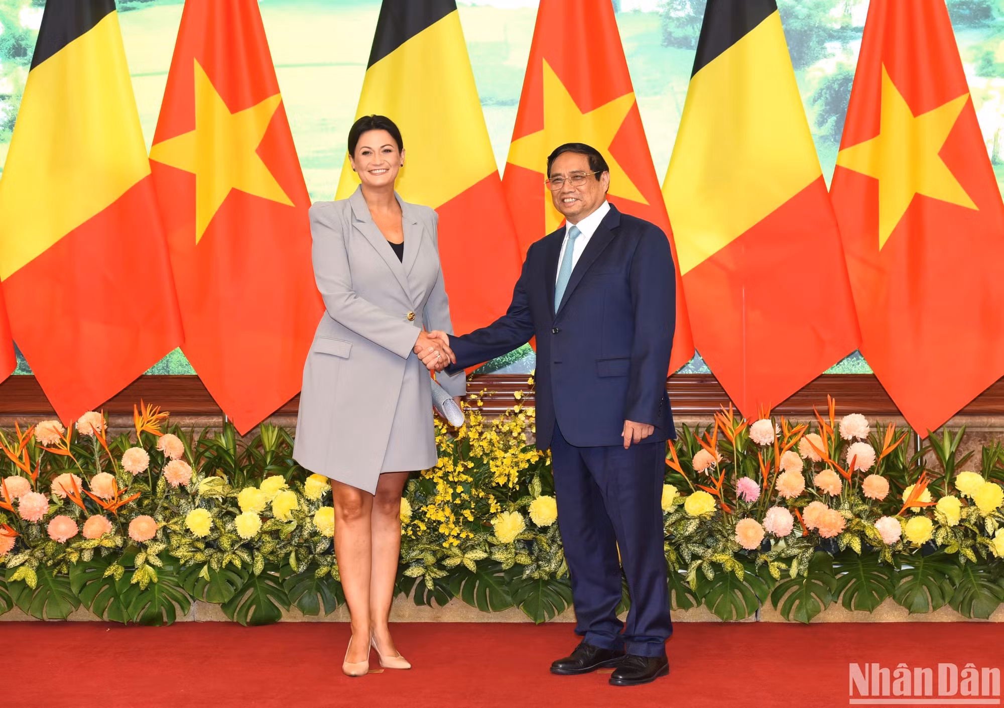 Thủ tướng Phạm Minh Chính và Chủ tịch Thượng viện Vương quốc Bỉ Stéphanie D'Hose chụp ảnh chung trước khi vào cuộc hội kiến.