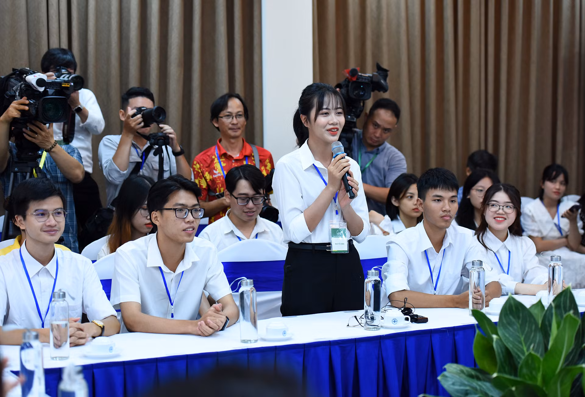 Các sinh viên chia sẻ, bày tỏ những vấn đề quan tâm tới hai Thủ tướng. Các sinh viên chia sẻ, bày tỏ những vấn đề quan tâm tới hai Thủ tướng.