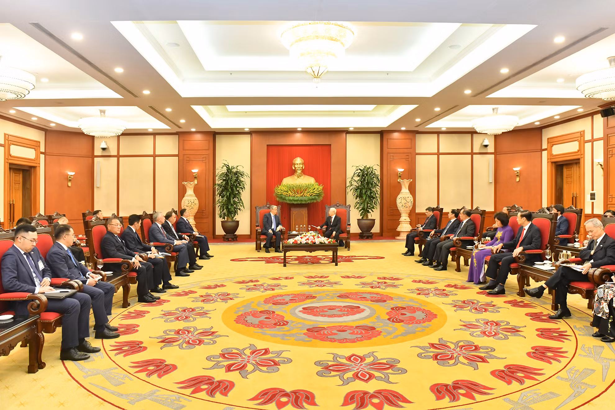 Quang cảnh buổi tiếp Tổng thống Cộng hòa Kazakhstan Kassym-Jomart Tokayev tại Trụ sở Trung ương Đảng.
