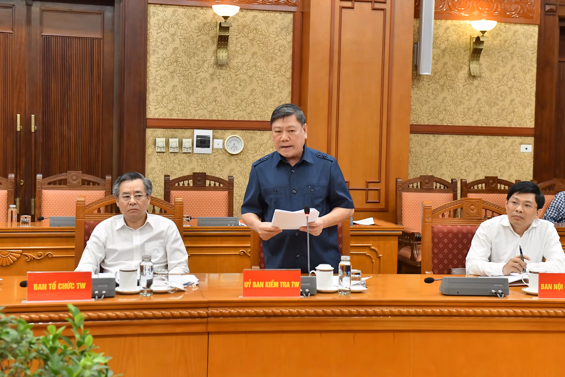 Phó Chủ nhiệm Thường trực Ủy ban Kiểm tra Trung ương Trần Văn Rón phát biểu tại Hội nghị.