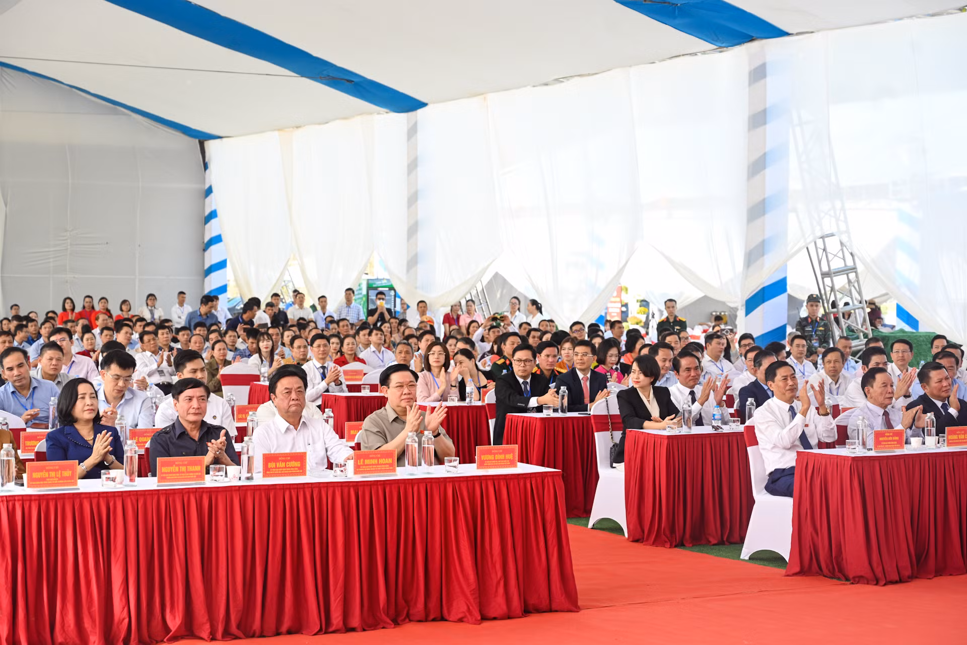 Sáng cùng ngày, Chủ tịch Quốc hội Vương Đình Huệ và đoàn công tác Quốc hội dự Lễ khánh thành Nhà máy chế biến cà-phê Sơn La tại xã Mường Bon, huyện Mai Sơn. Sáng cùng ngày, Chủ tịch Quốc hội Vương Đình Huệ và đoàn công tác Quốc hội dự Lễ khánh thành Nhà máy chế biến cà-phê Sơn La tại xã Mường Bon, huyện Mai Sơn.