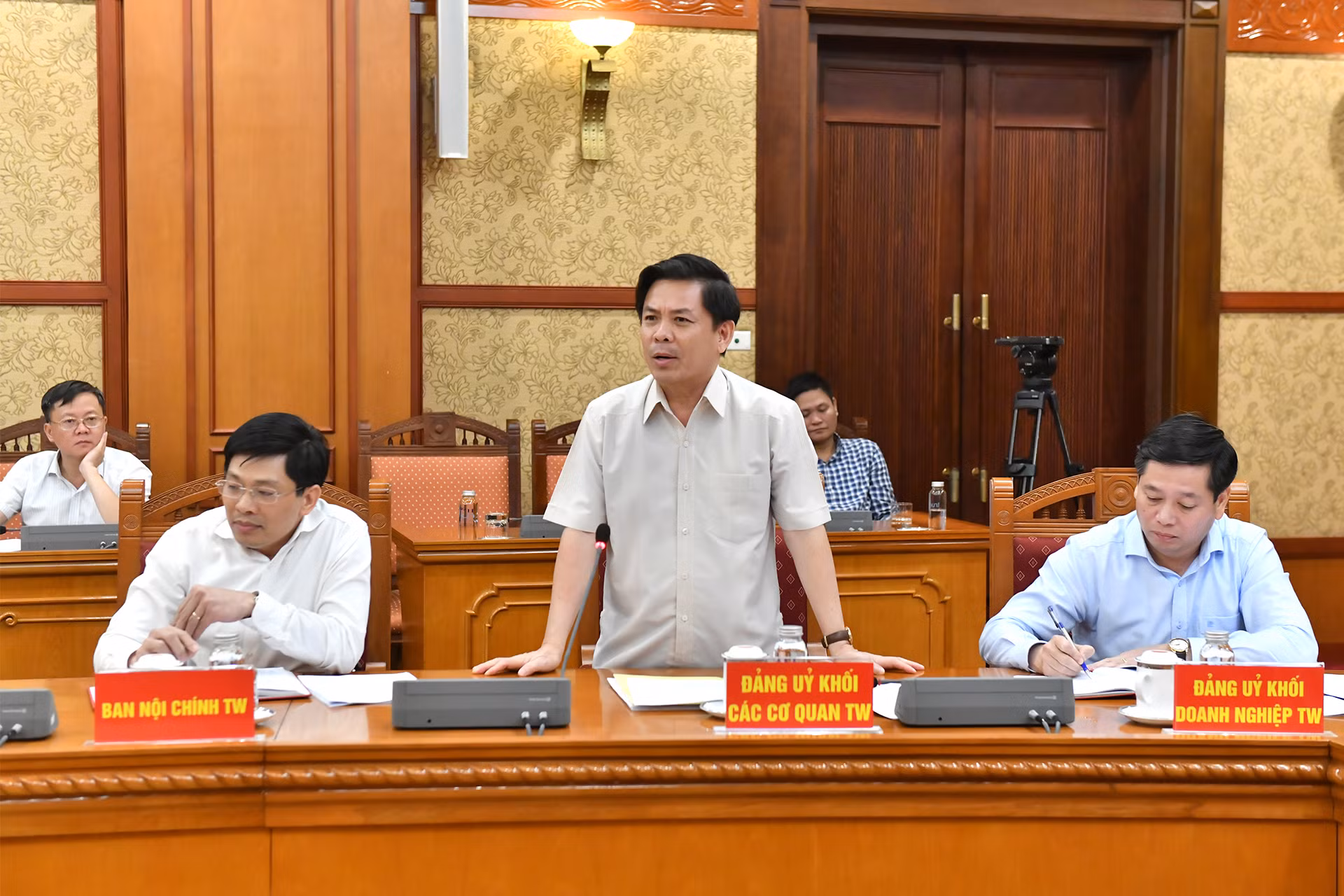 Bí thư Đảng ủy Khối các cơ quan Trung ương Nguyễn Văn Thể phát biểu tại Hội nghị.