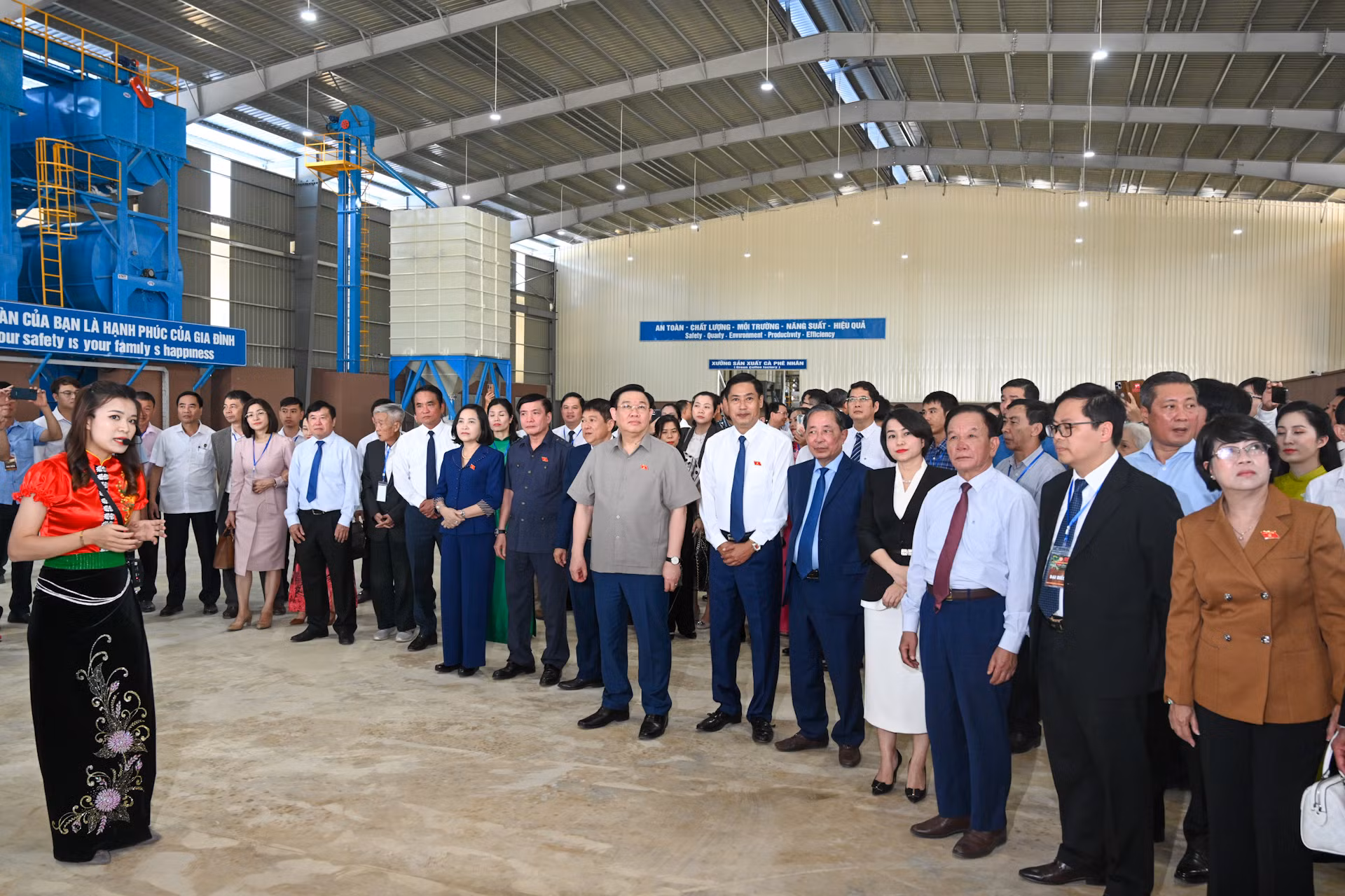 Chủ tịch Quốc hội cùng các đại biểu nghe giới thiệu về công nghệ, dây chuyền sản xuất của nhà máy. Chủ tịch Quốc hội cùng các đại biểu nghe giới thiệu về công nghệ, dây chuyền sản xuất của nhà máy.