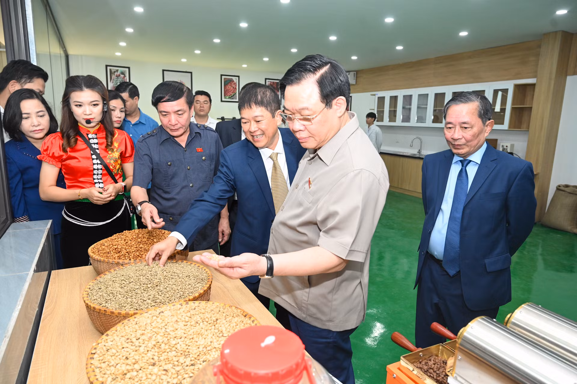Chủ tịch Quốc hội Vương Đình Huệ thăm dây chuyền sản xuất, chế biến tại nhà máy. Chủ tịch Quốc hội Vương Đình Huệ thăm dây chuyền sản xuất, chế biến tại nhà máy.