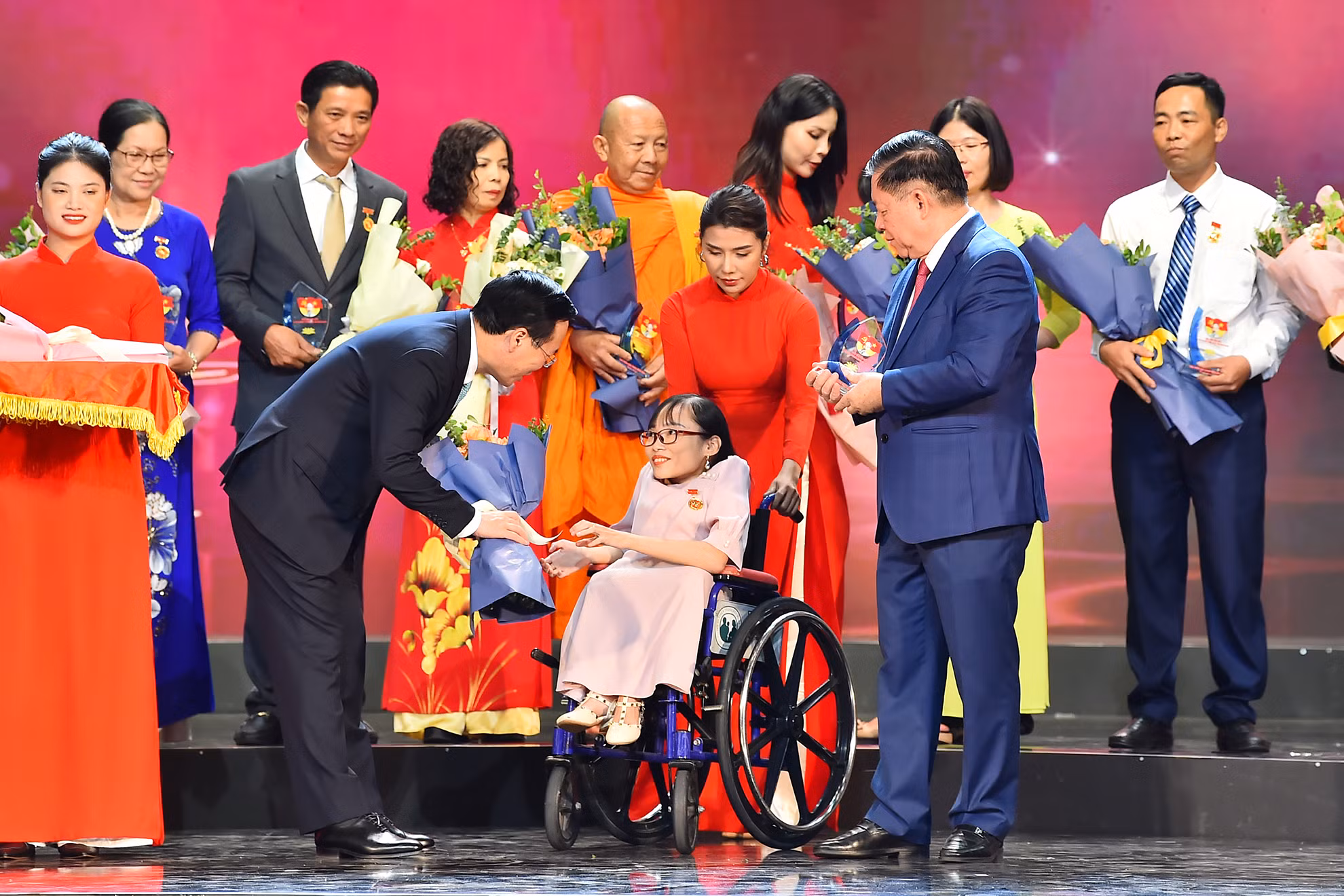 Chủ tịch nước Võ Văn Thưởng và Trưởng Ban Tuyên giáo Trung ương Nguyễn Trọng Nghĩa trao hoa và biểu trưng cho điển hình cá nhân tiêu biểu.