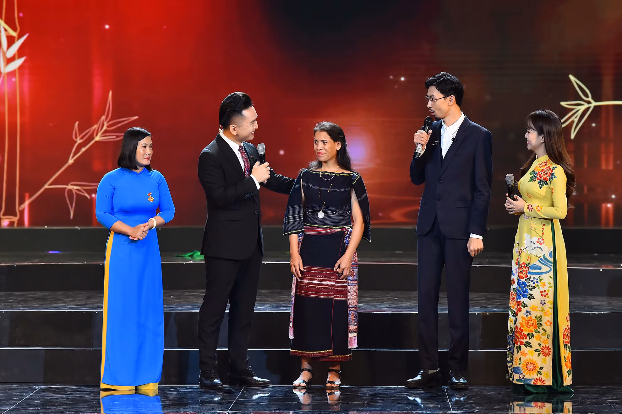 Phần giao lưu của một học sinh đặc biệt đang học tập trong dự án Lớp học của mẹ - được triển khai bởi Hội Liên hiệp phụ nữ xã Phú An, huyện Đắk Pơ, tỉnh Gia Lai cùng ca sĩ Đen Vâu (Nguyễn Đức Cường).