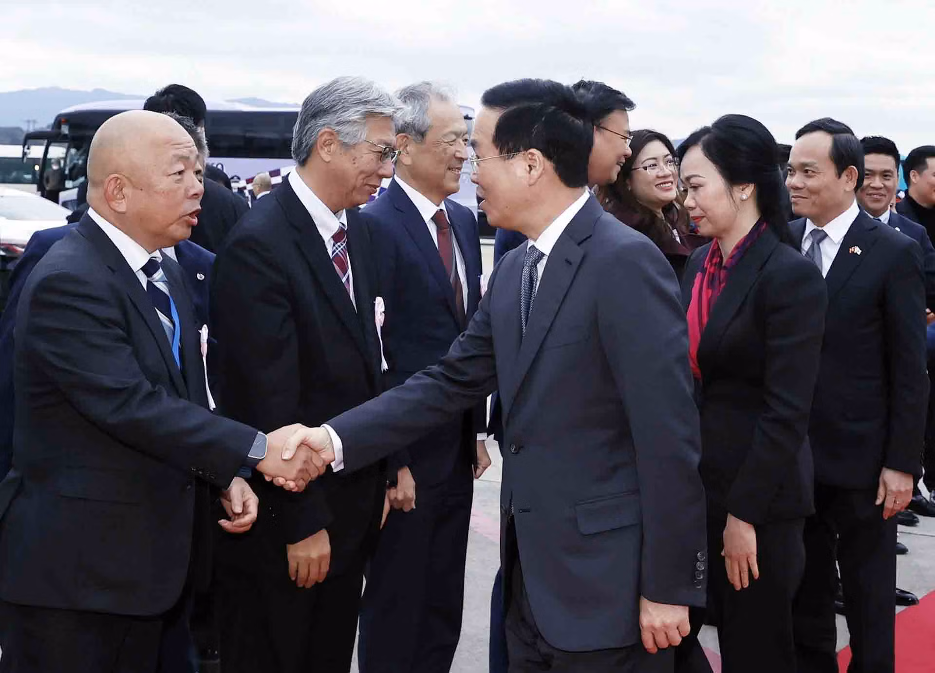 Chủ tịch nước Võ Văn Thưởng và Phu nhân tại Sân bay quốc tế Fukuoka.