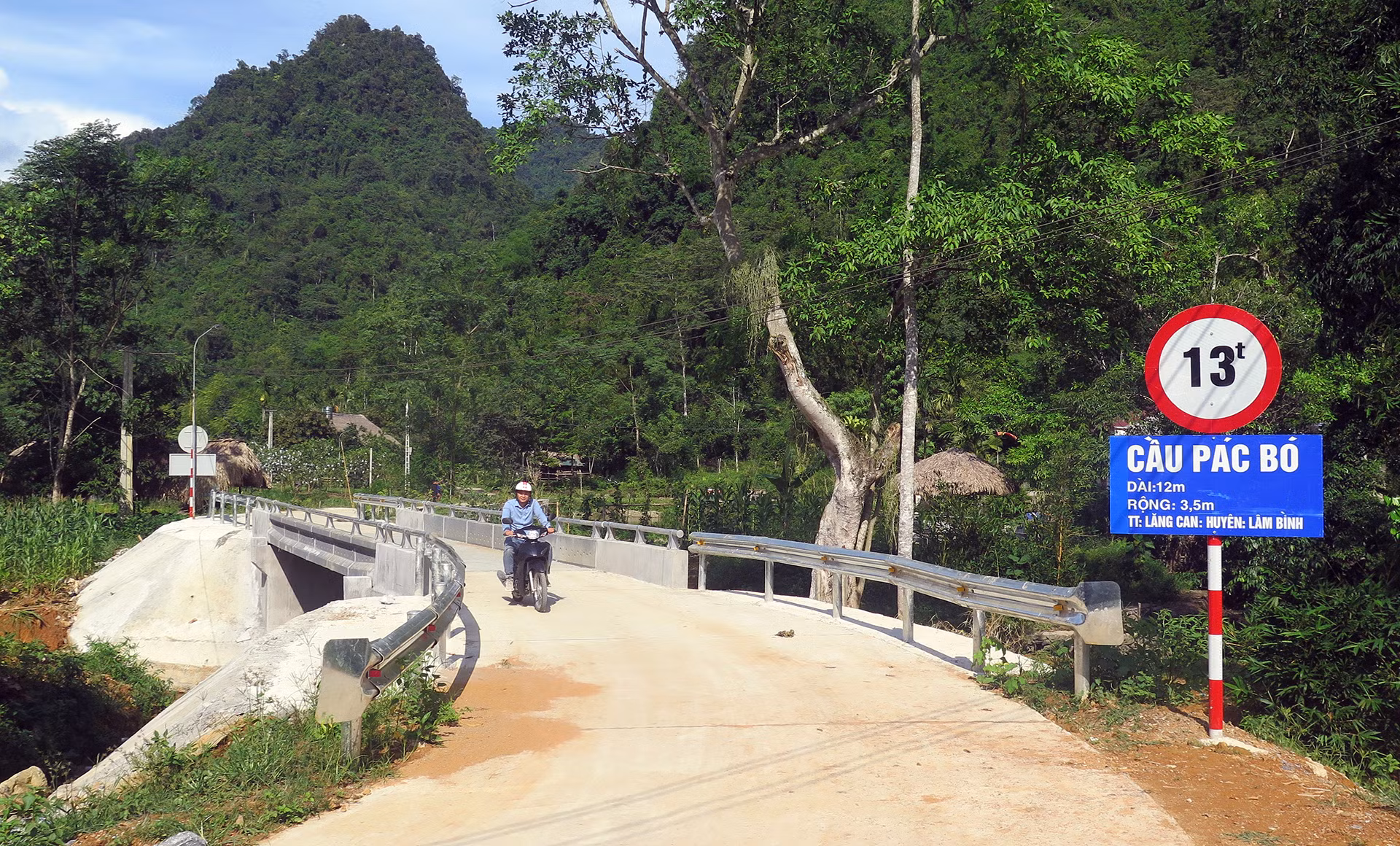 Cầu trên đường giao thông nông thôn giúp xóa điểm nghẽn trong đi lại và giao lưu hàng hóa vùng sâu, vùng xa.