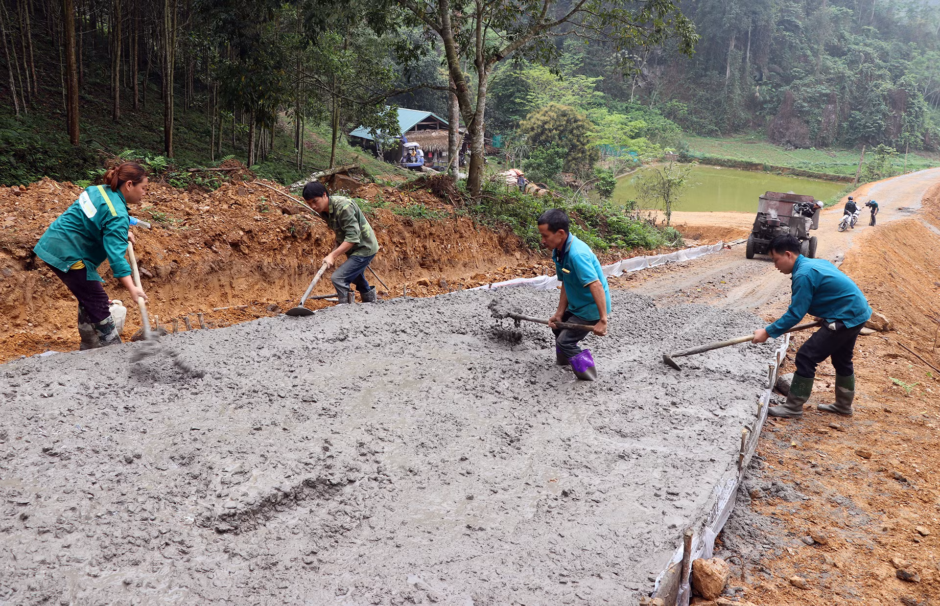 Người dân xã vùng sâu Trung Minh, huyện Yên Sơn làm đường bê-tông nông thôn.