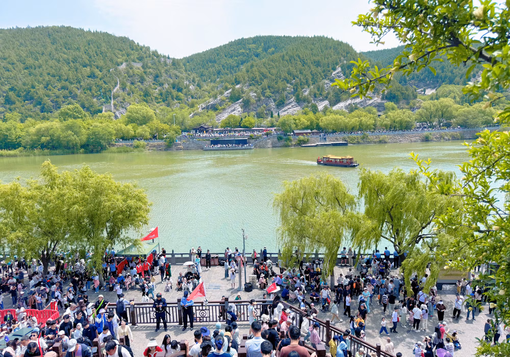 Rất đông du khách tìm đến với thắng cảnh này.