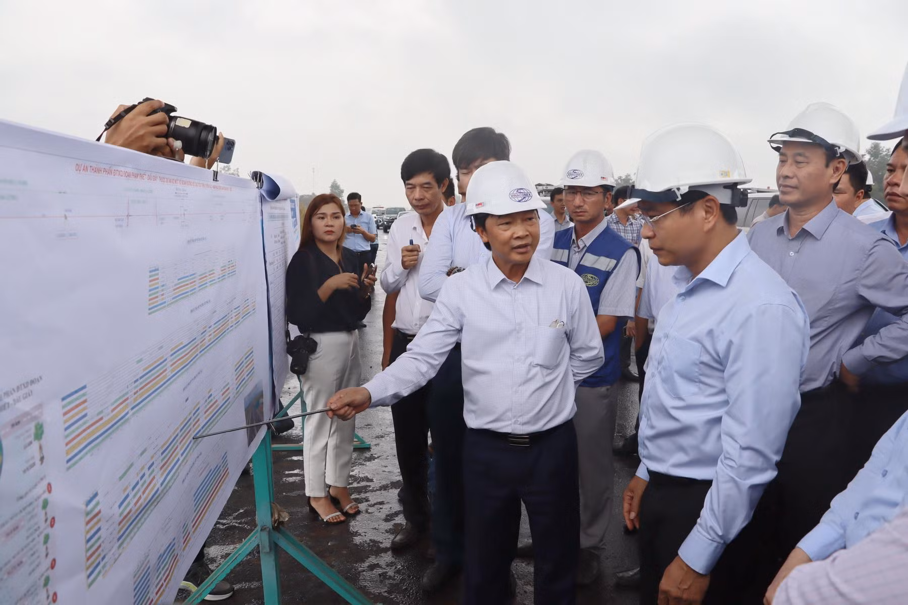 Thị sát trên tuyến cao tốc Phan Thiết-Dầu Giây vào ngày 22/11, Bộ trưởng Giao thông vận tải Nguyễn Văn Thắng nhấn mạnh: Trong giai đoạn hiện nay, nếu các nhà thầu, đơn vị thi công không đáp ứng tiến độ, chất lượng thì Bộ Giao thông vận tải sẽ kiên quyết loại bỏ, đồng thời về sau sẽ không cho làm các công trình khác do Bộ thực hiện.