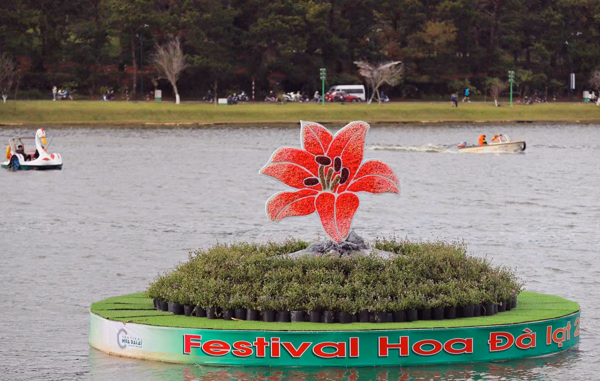 Tiểu cảnh hoa trên hồ Xuân Hương-Đà Lạt.