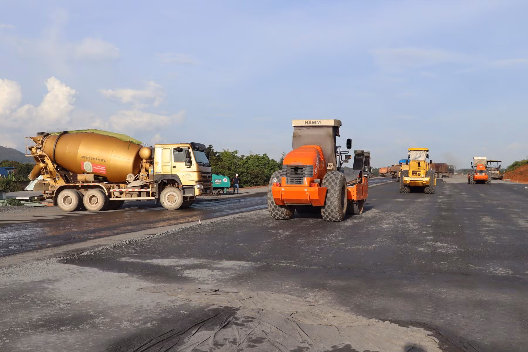 Phương tiện thi công lu nền đường cao tốc Phan Thiết-Dầu Giây, đoạn qua địa bàn huyện Xuân Lộc, tỉnh Đồng Nai.