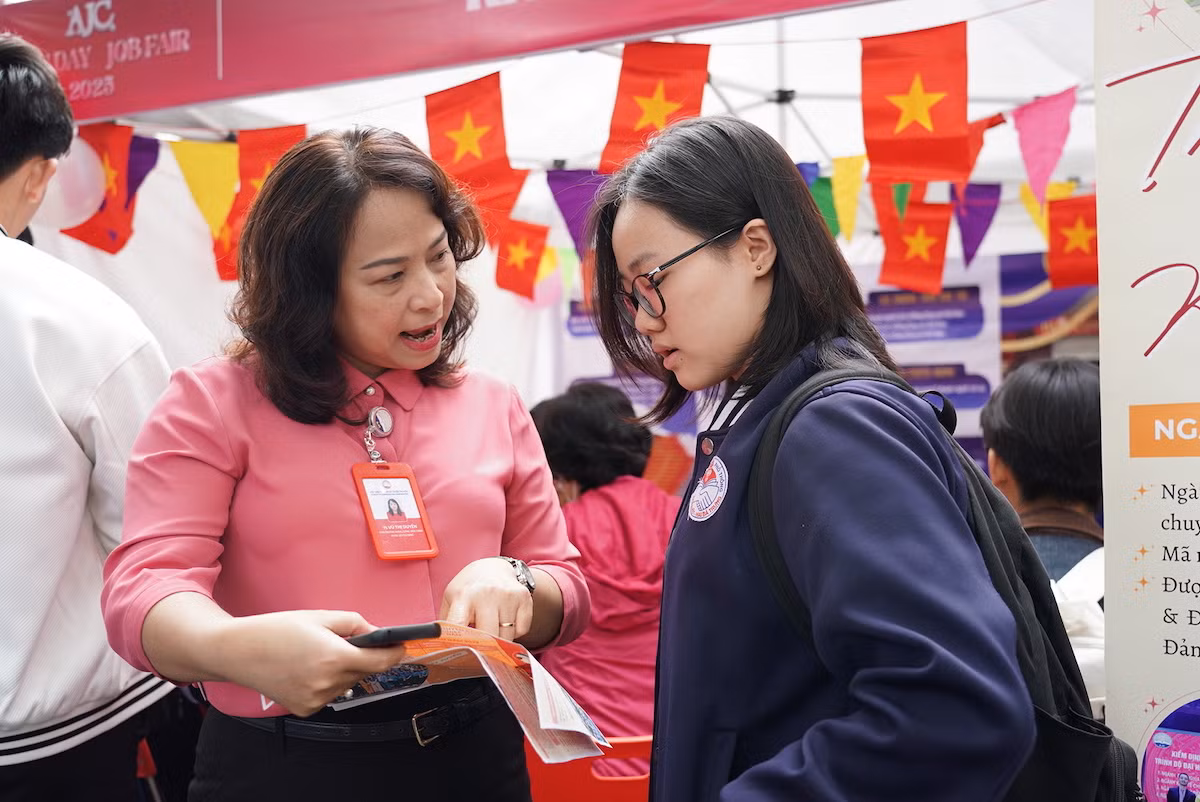 Cung cấp thông tin hữu ích, xác thực cho học sinh. Cung cấp thông tin hữu ích, xác thực cho học sinh.