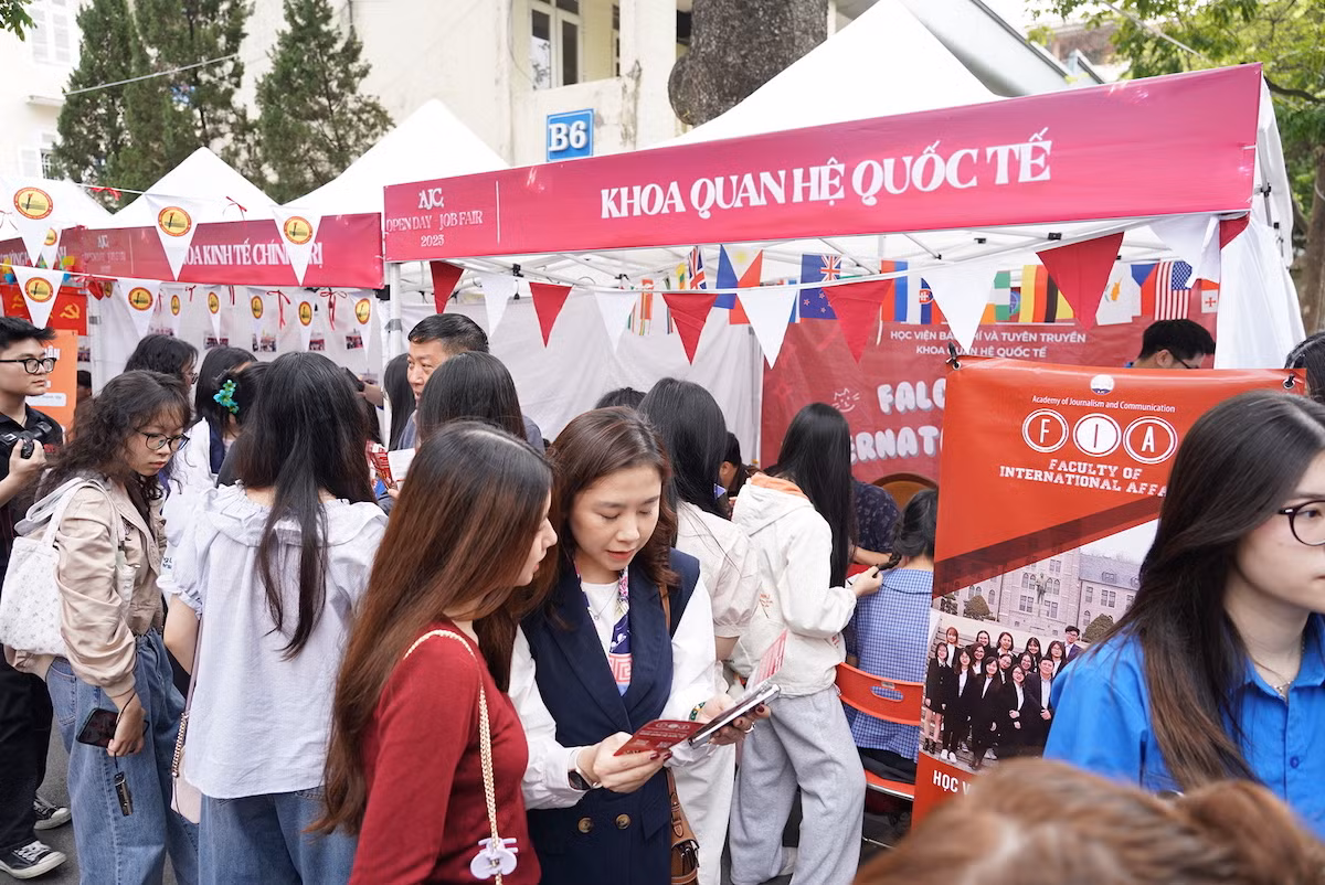 Đông đảo sinh viên quan tâm đến các ngành học thế mạnh của Học viện. Đông đảo sinh viên quan tâm đến các ngành học thế mạnh của Học viện.