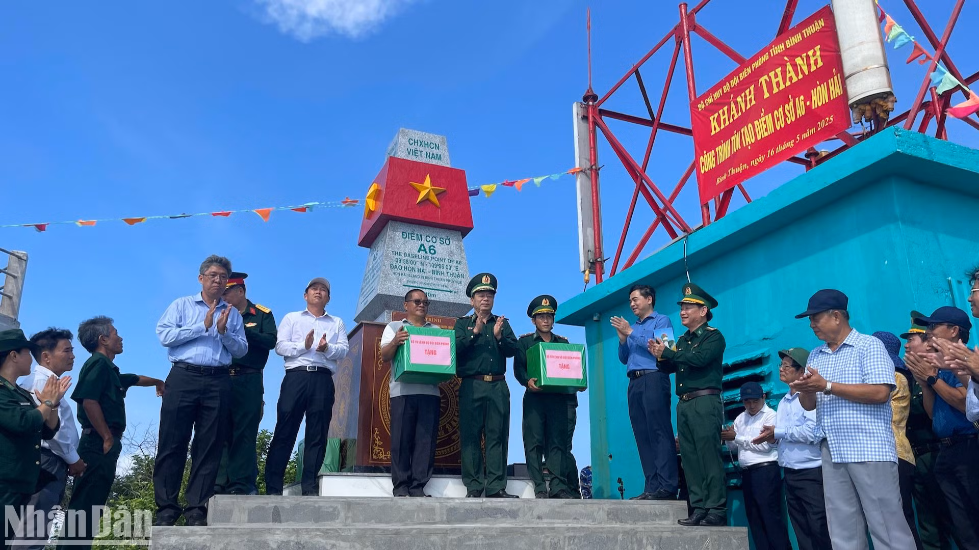 Nhân dịp này, các đơn vị có những phần quà gửi đến cán bộ, chiến sĩ lực lượng làm nhiệm vụ tại Điểm cơ sở A6-Hòn Hải.