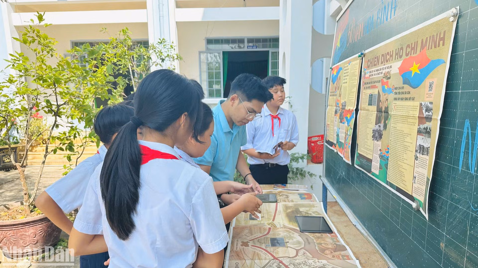 Học sinh Trường trung học cơ sở Thủ Khoa Huân (thành phố Phan Thiết) trải nghiệm đặc san của Báo Nhân Dân. Học sinh Trường trung học cơ sở Thủ Khoa Huân (thành phố Phan Thiết) trải nghiệm đặc san của Báo Nhân Dân.