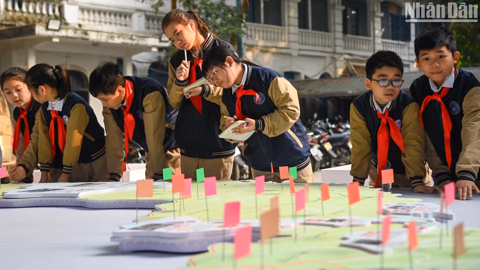 Các em học sinh say mê nghiên cứu, ghi chép cẩn thận thông tin thu thập được từ triển lãm. (Ảnh: DUY LINH)