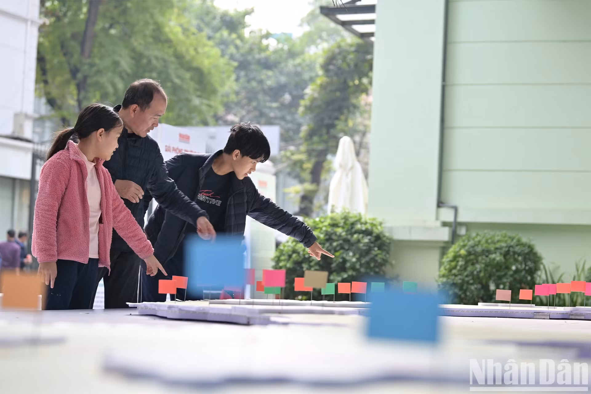 Ngày cuối tuần, nhiều gia đình đưa con em đến tham quan triển lãm. (Ảnh: THẾ ĐẠI)