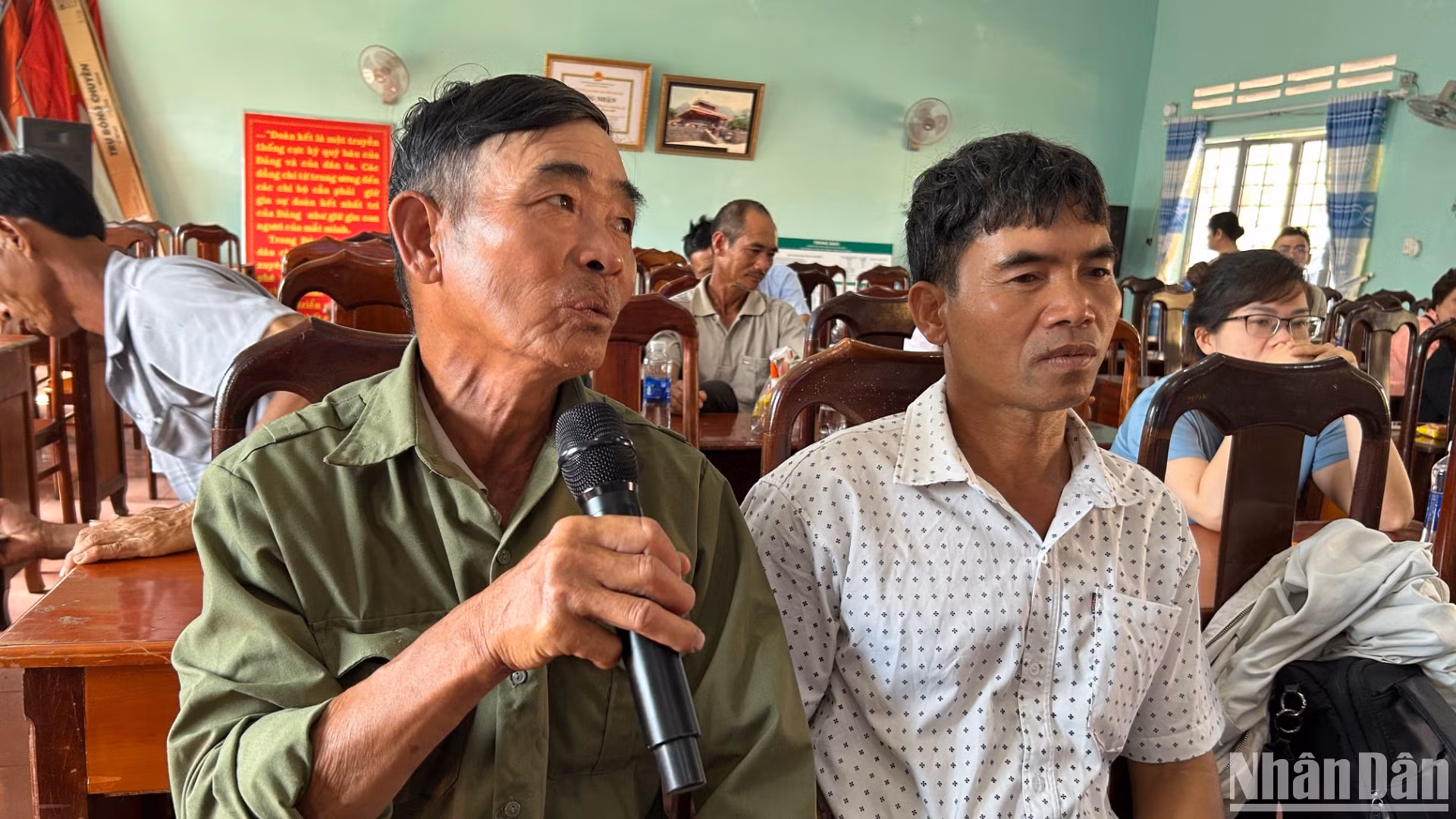 Người dân xã Krông Buk chia sẻ kỳ vọng về dự án. (Ảnh: HẢI YẾN)