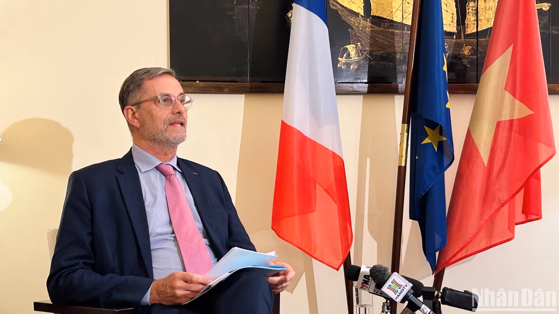 Đại sứ Pháp tại Việt Nam Olivier Brochet trao đổi với báo chí trước thềm chuyến thăm cấp nhà nước tới Việt Nam của Tổng thống Emmanuel Macron. (Ảnh: HẢI YẾN)