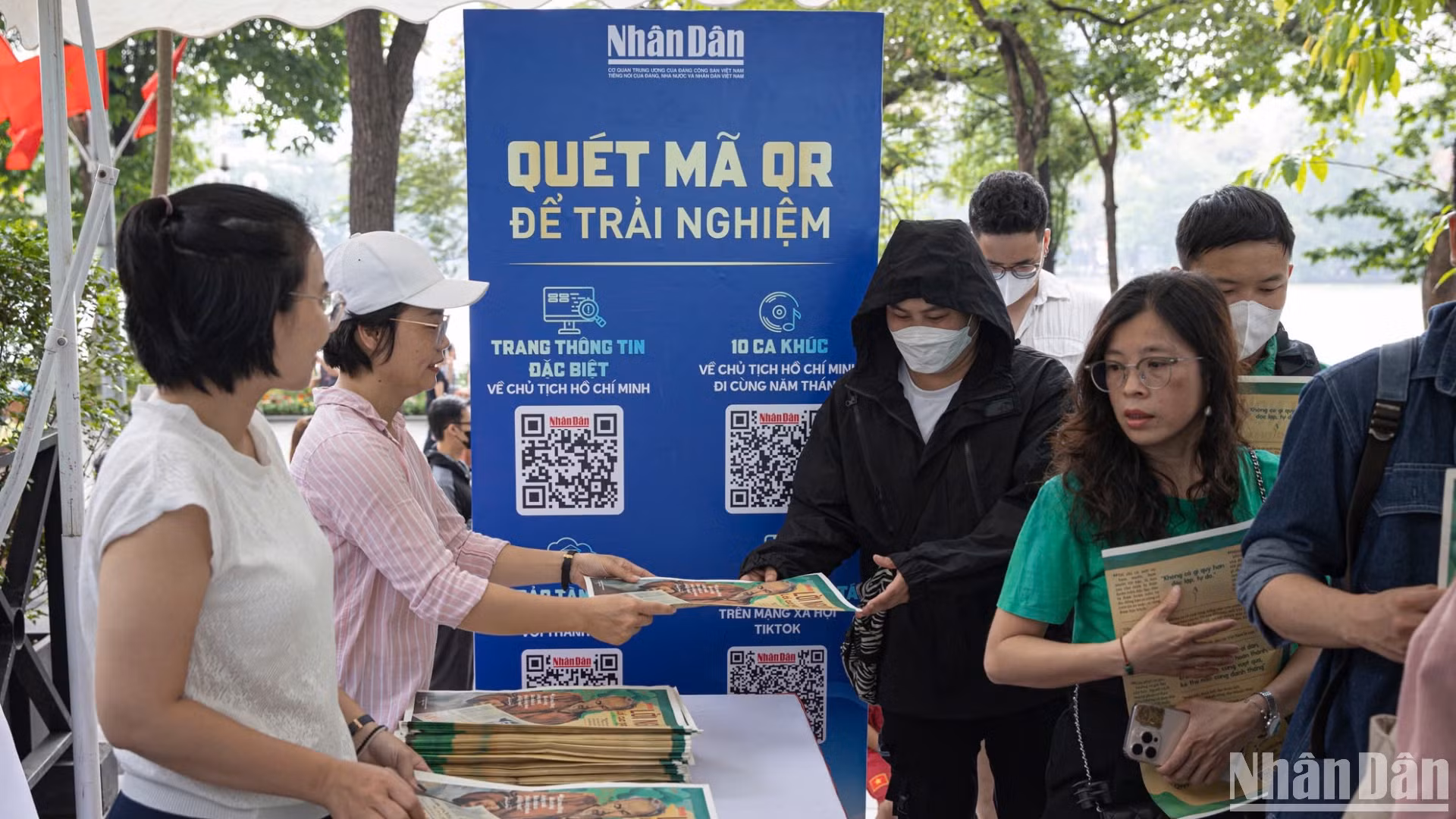 Rất nhiều bạn đọc đã xếp hàng từ sáng sớm để được nhận ấn phẩm đặc biệt của Báo Nhân Dân. (Ảnh: SƠN TÙNG) Rất nhiều bạn đọc đã xếp hàng từ sáng sớm để được nhận ấn phẩm đặc biệt của Báo Nhân Dân. (Ảnh: SƠN TÙNG)