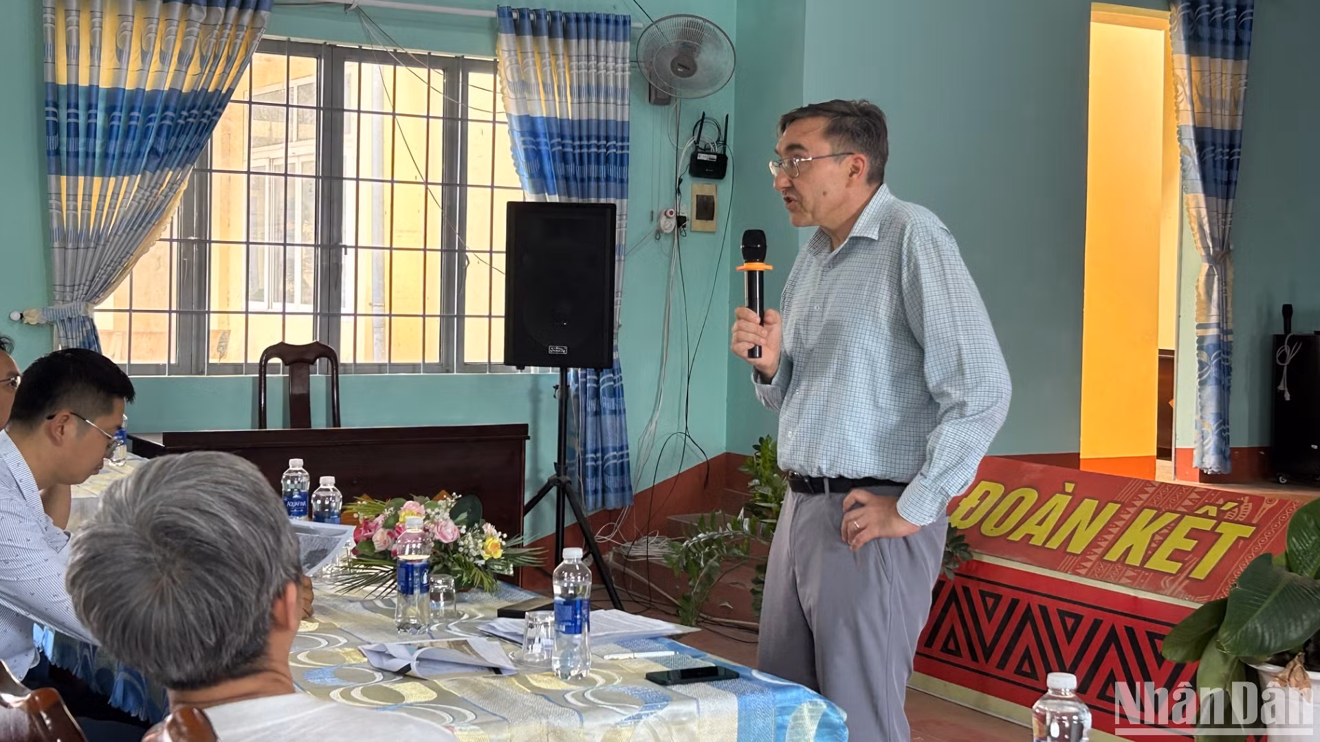 Ông Brent Stewart, Phó Tổng Lãnh sự Australia tại Thành phố Hồ Chí Minh, chia sẻ với người dân xã Krông Buk, Đắk Lắk. (Ảnh: HẢI YẾN)