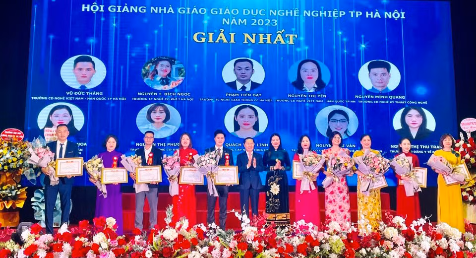 Thứ trưởng Lao động-Thương binh và Xã hội Lê Tấn Dũng và Giám đốc Sở Lao động-Thương binh và Xã hội Hà Nội Bạch Liên Hương tặng hoa và trao giải nhất cho 10 nhà giáo đạt giải tại Hội giảng Nhà giáo giáo dục nghề nghiệp Thủ đô năm 2023. (Ảnh: GDVT) Thứ trưởng Lao động-Thương binh và Xã hội Lê Tấn Dũng và Giám đốc Sở Lao động-Thương binh và Xã hội Hà Nội Bạch Liên Hương tặng hoa và trao giải nhất cho 10 nhà giáo đạt giải tại Hội giảng Nhà giáo giáo dục nghề nghiệp Thủ đô năm 2023. (Ảnh: GDVT)