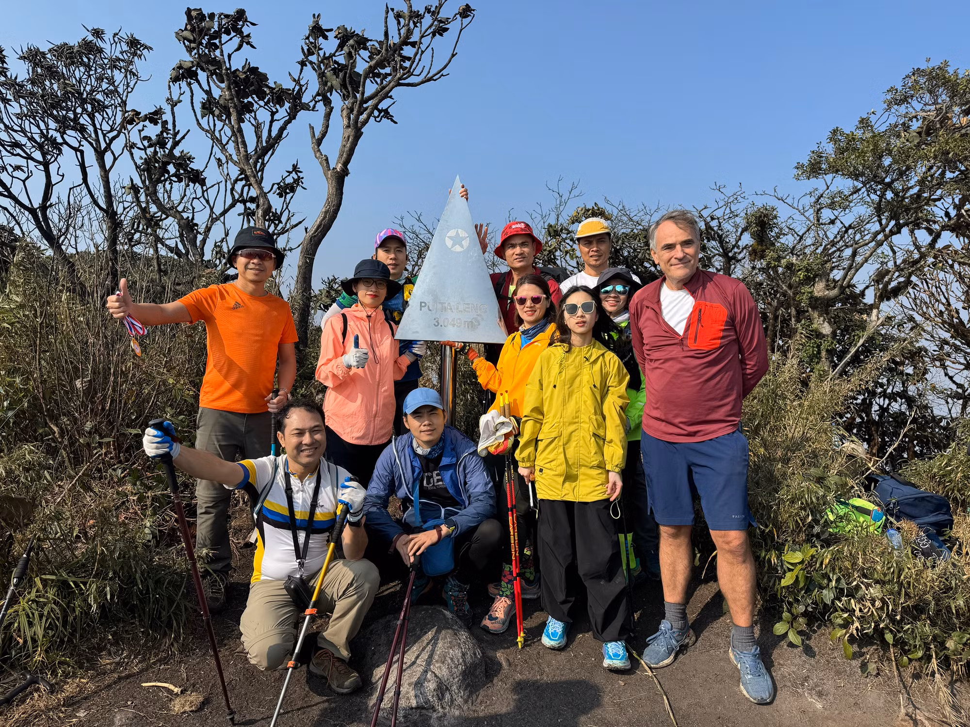 Đích đến là đỉnh Putaleng cao 3.049 m.