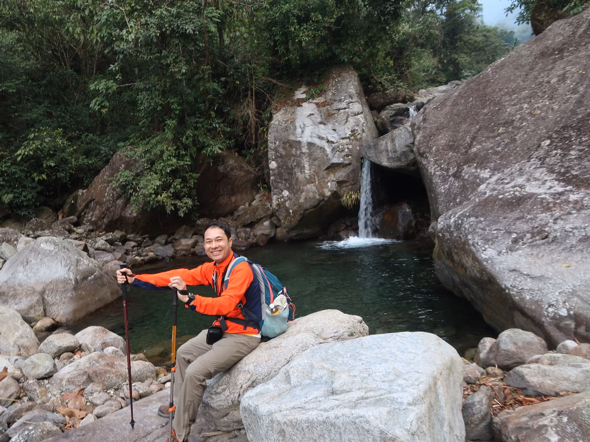 Qua khe suối. Qua khe suối.