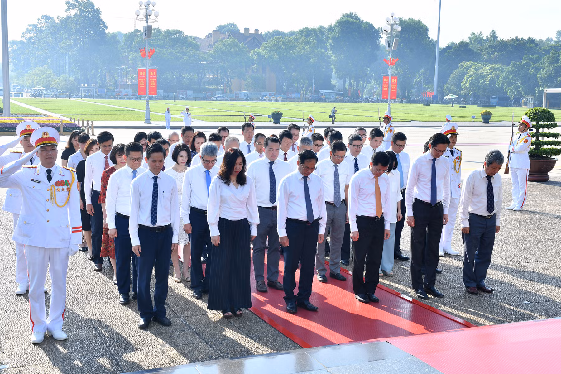 Đoàn đại biểu Bộ Ngoại giao vào Lăng viếng Chủ tịch Hồ Chí Minh.