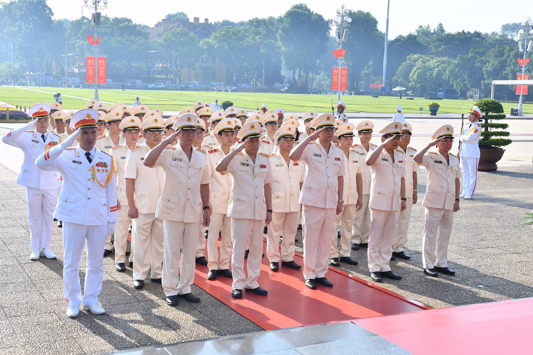 Đoàn đại biểu Đảng ủy Công an Trung ương và Bộ Công an vào Lăng viếng Chủ tịch Hồ Chí Minh.