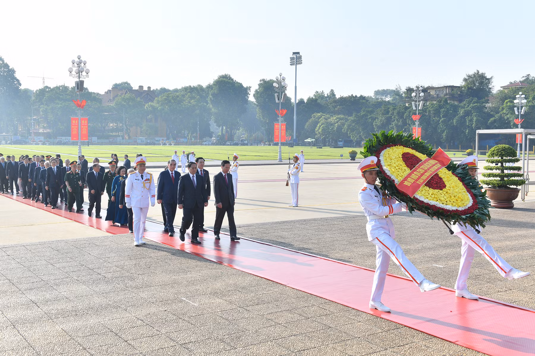 Các đồng chí lãnh đạo, nguyên lãnh đạo Đảng, Nhà nước vào Lăng viếng Chủ tịch Hồ Chí Minh.
