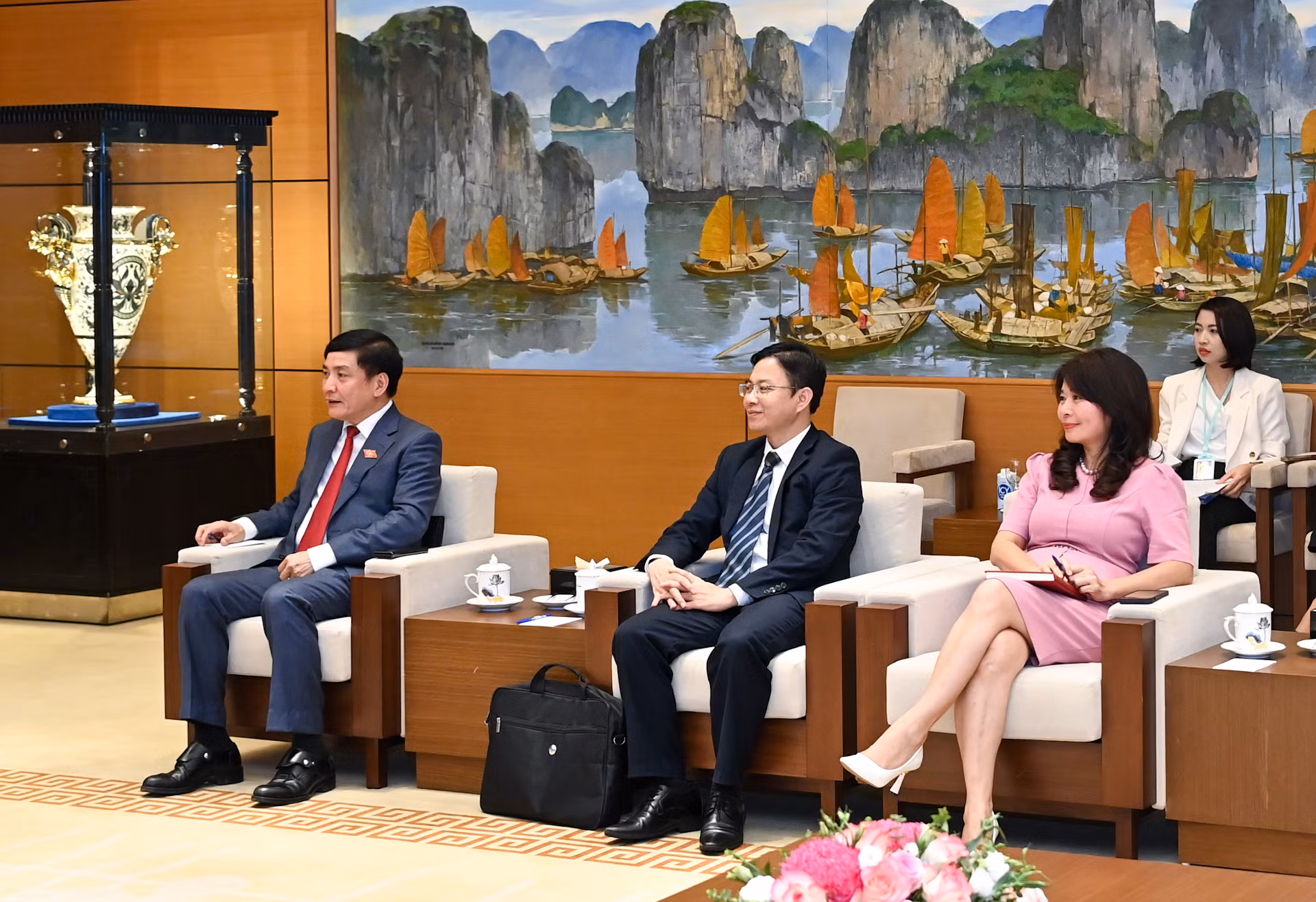 Tổng Thư ký, Chủ nhiệm Văn phòng Quốc hội Bùi Văn Cường, Phó Trưởng Ban Đối ngoại Trung ương Ngô Lê Văn, Phó Chủ nhiệm Ủy ban Đối ngoại Lê Thu Hà cùng các đại biểu dự buổi tiếp.