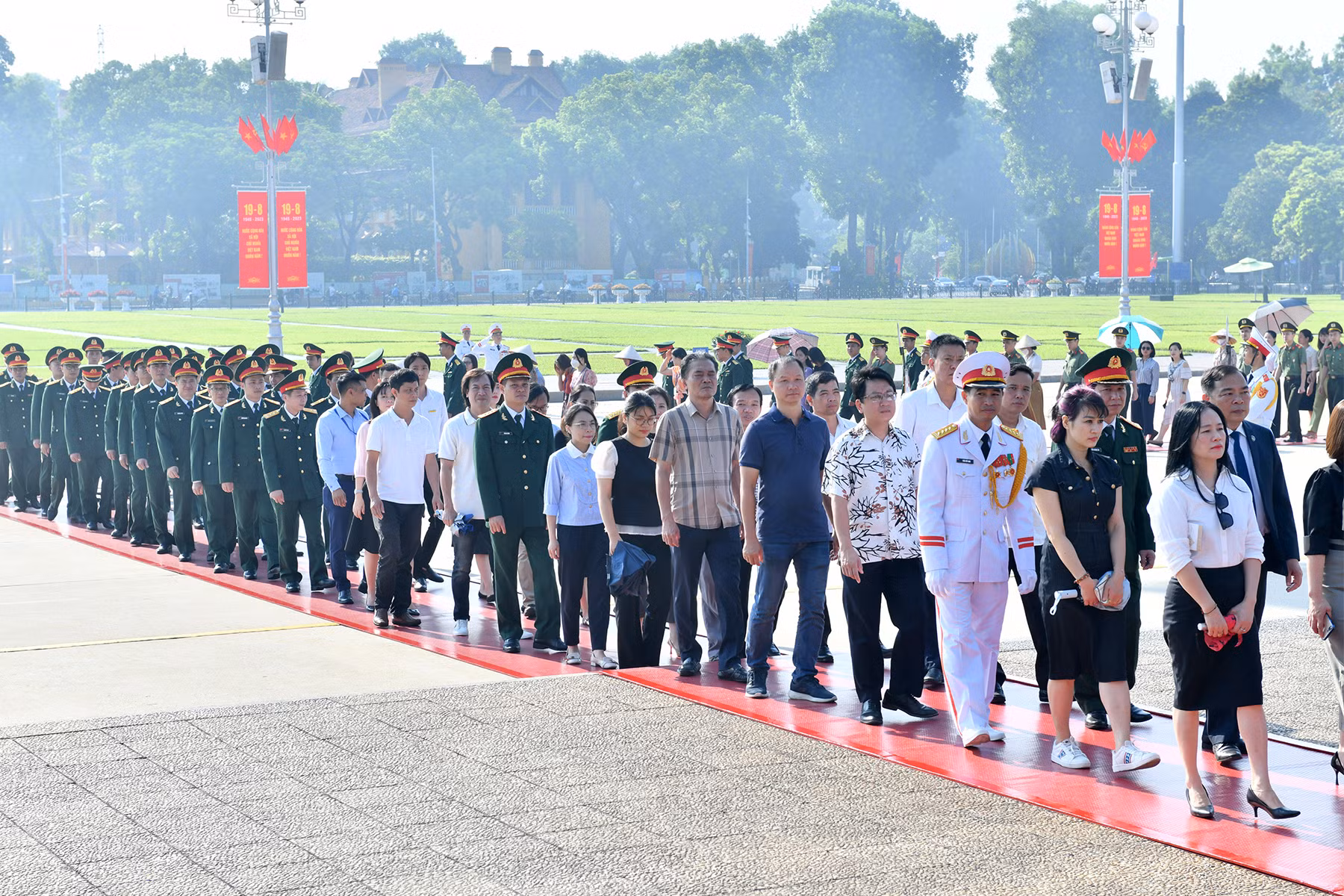 Đoàn người vào Lăng viếng Chủ tịch Hồ Chí Minh.