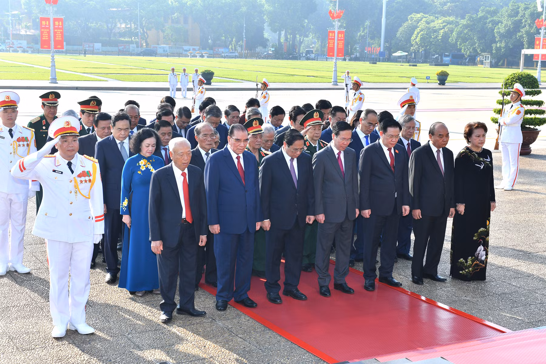 Các đồng chí lãnh đạo Đảng, Nhà nước thành kính tưởng nhớ công lao to lớn của Chủ tịch Hồ Chí Minh.