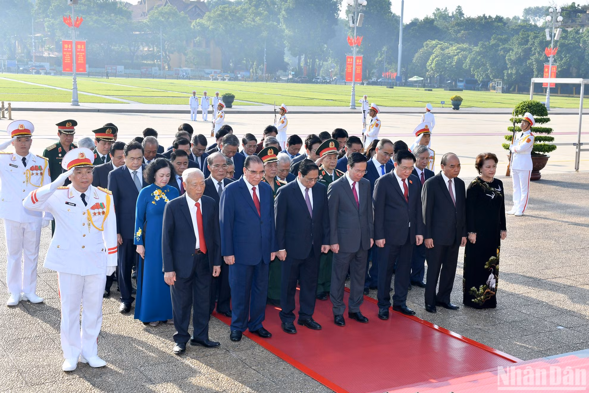 Các đồng chí lãnh đạo, nguyên lãnh đạo Đảng, Nhà nước vào Lăng viếng Chủ tịch Hồ Chí Minh.